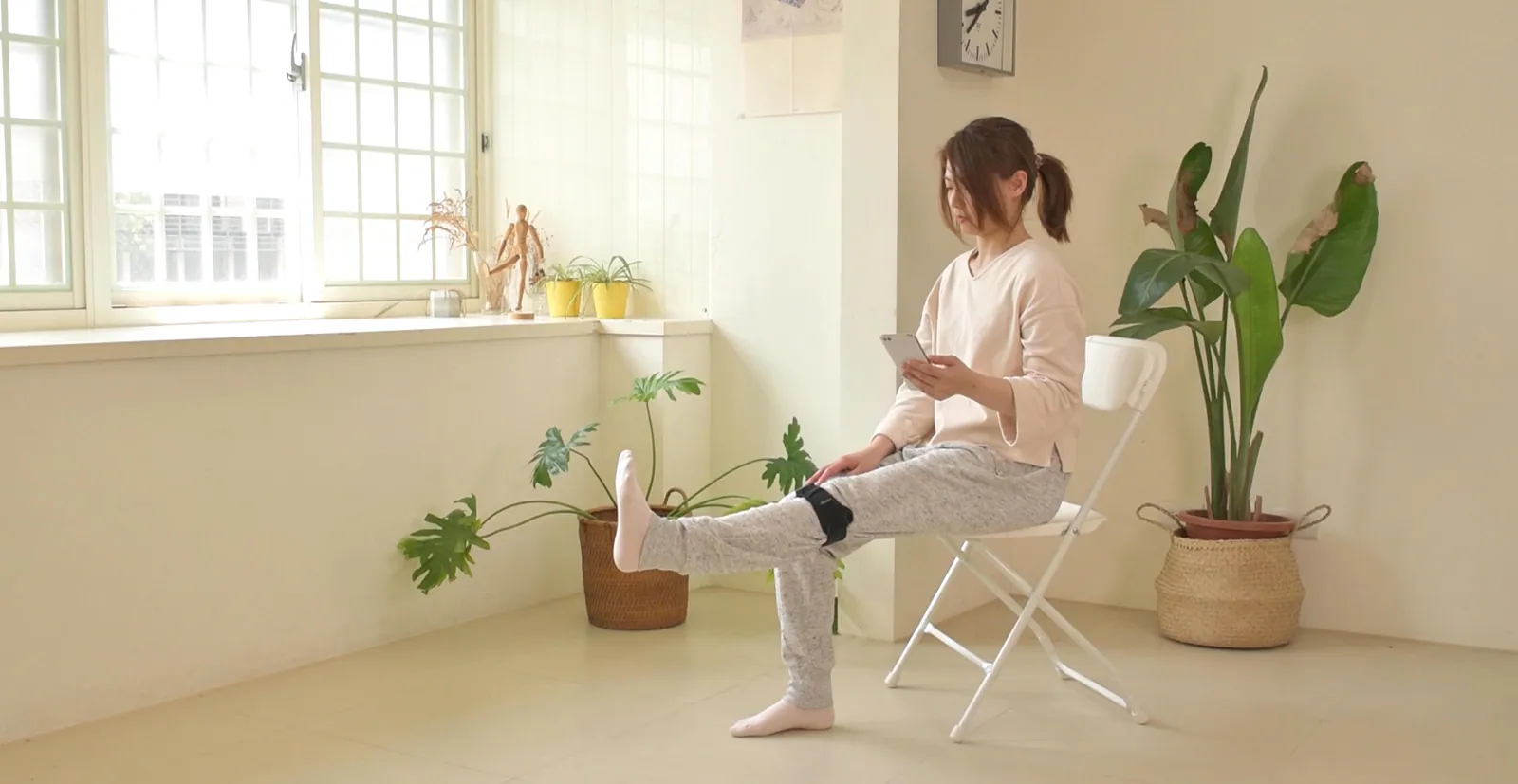 在家使用 KneeHow 膝力環進行坐姿抬腿訓練