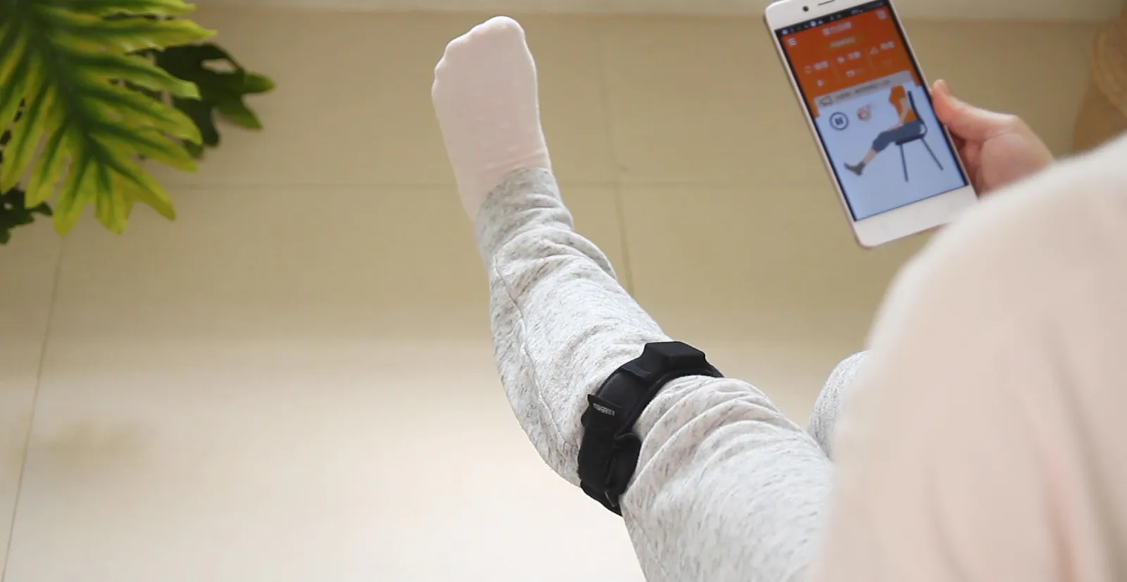 穿戴 KneeHow 膝力環並操作手機 App